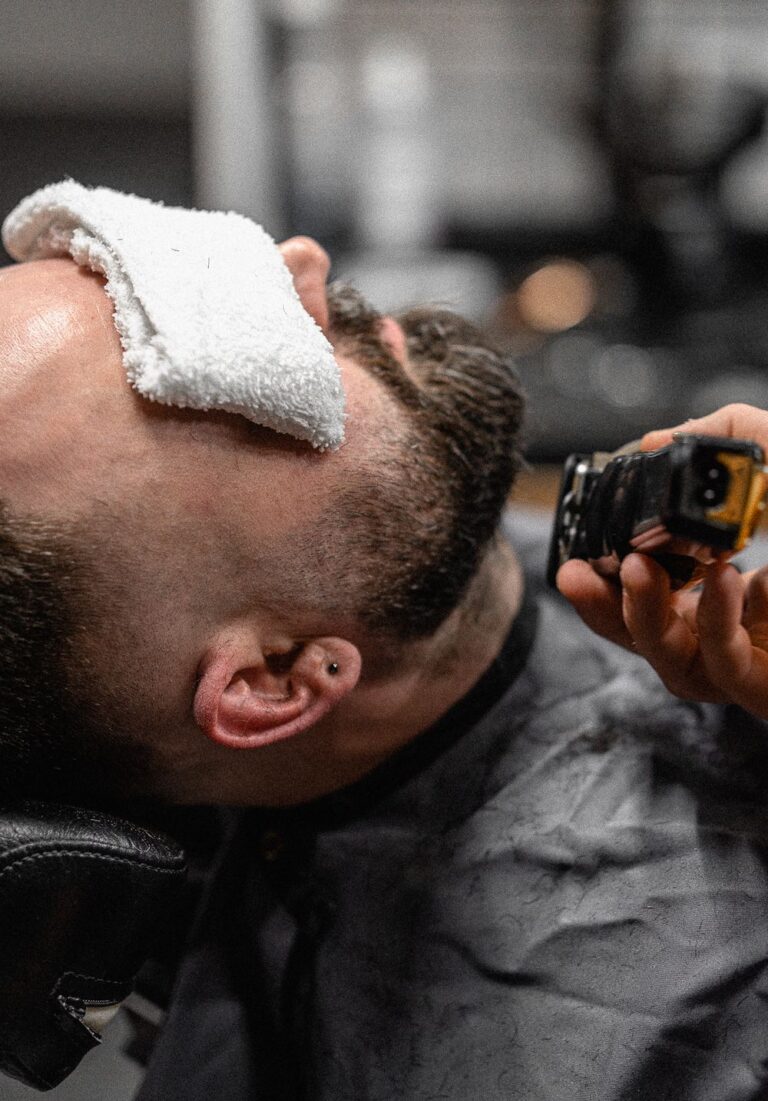 Przycinanie brody przez barbera