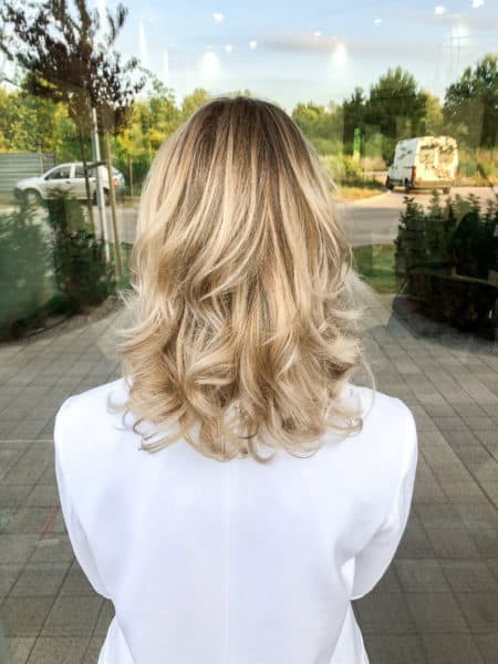 kobieca-fryzura-galeria-zdjec-blond-fale-sombre-sredniej-dlugosci-najlepszy-fryzjer-poznan