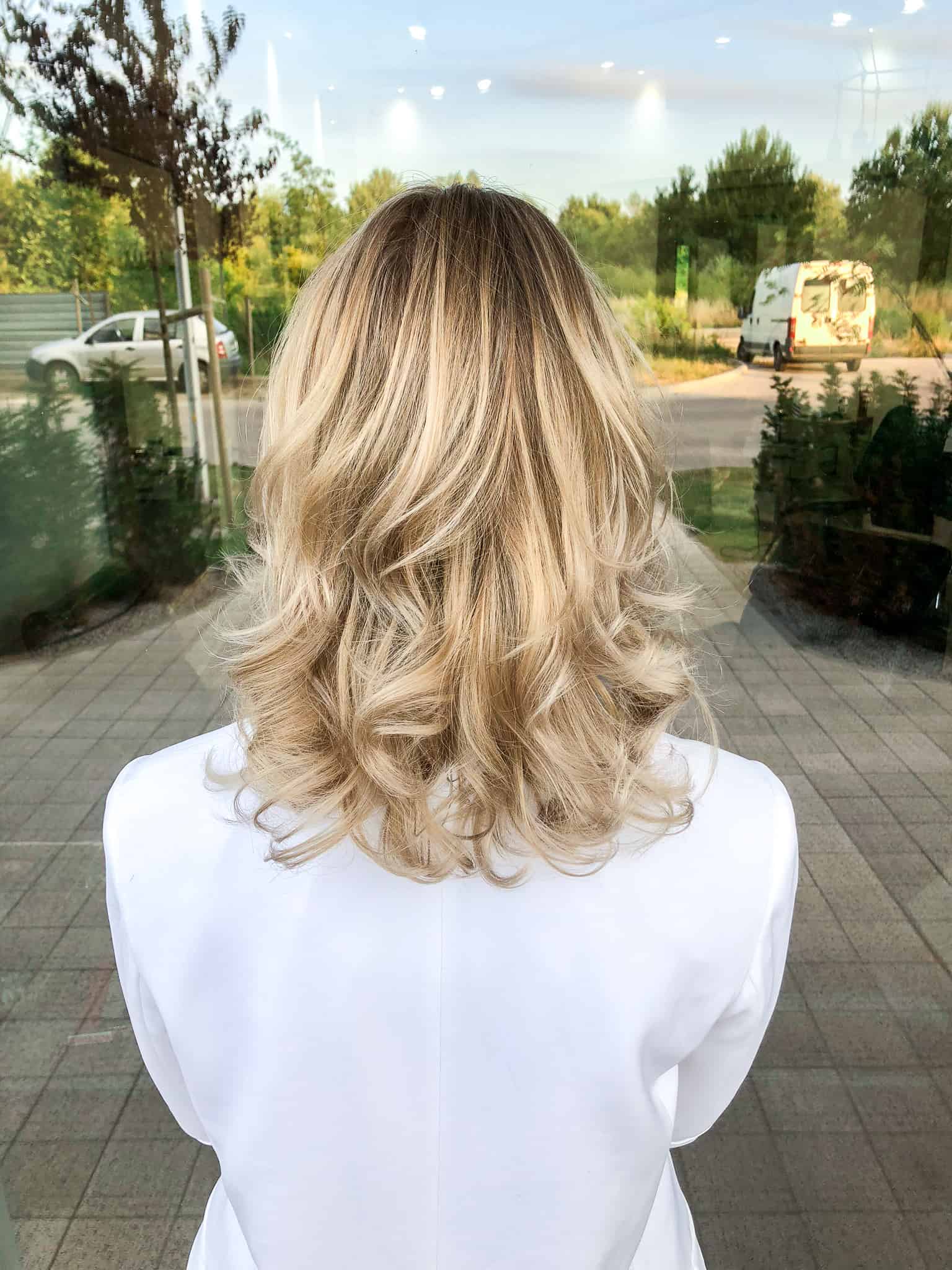 kobieca-fryzura-galeria-zdjec-blond-fale-sombre-sredniej-dlugosci-najlepszy-fryzjer-poznan