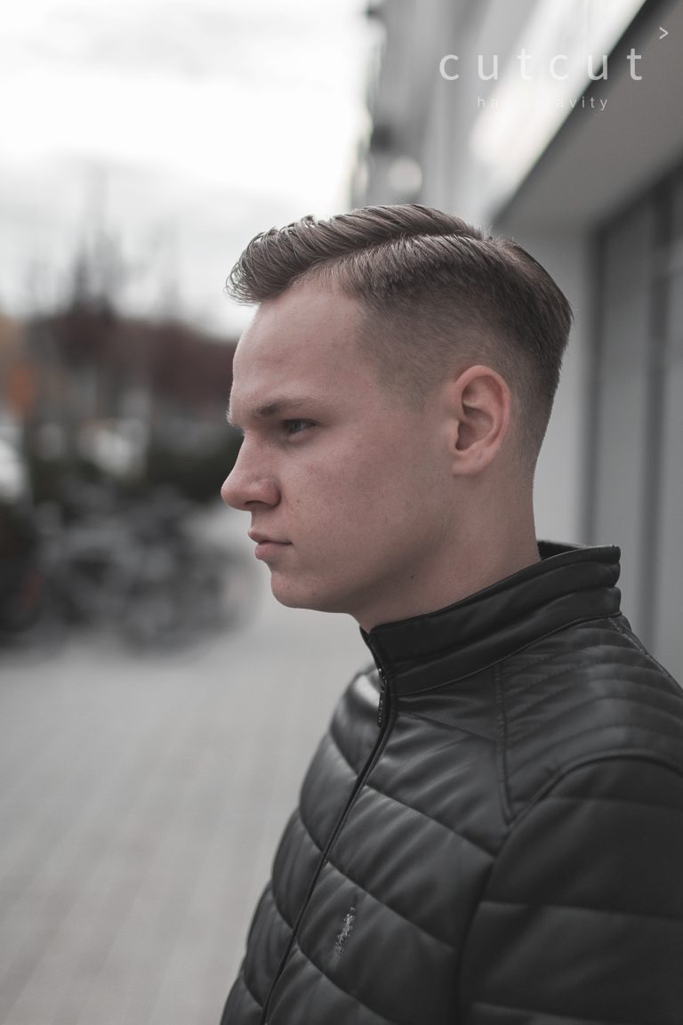Męski side part bez nadmiernej wysokości