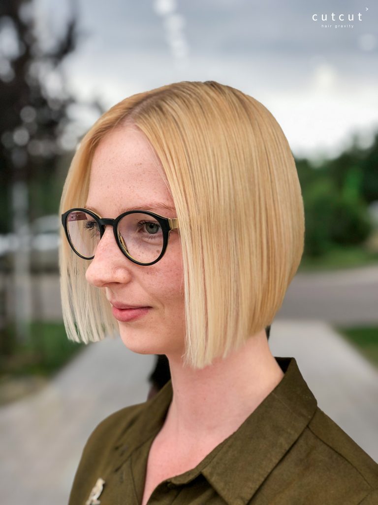 Krótki stopniowany bob w jasnym blondzie