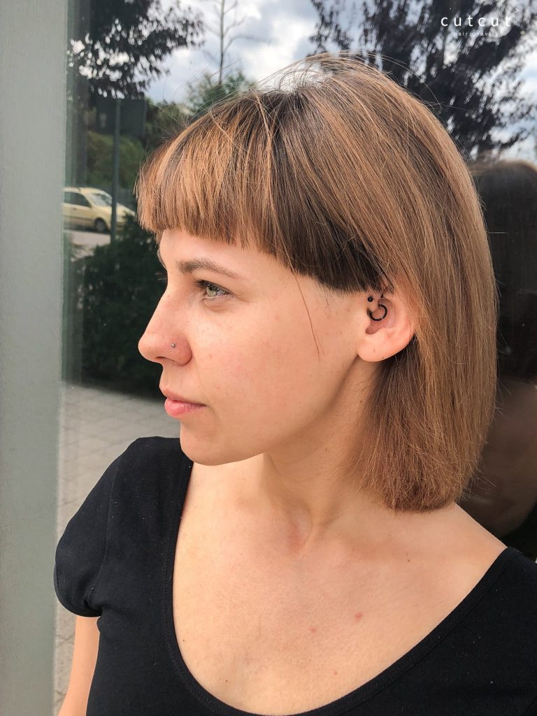 Brązowy bob z krótką prostą grzywką