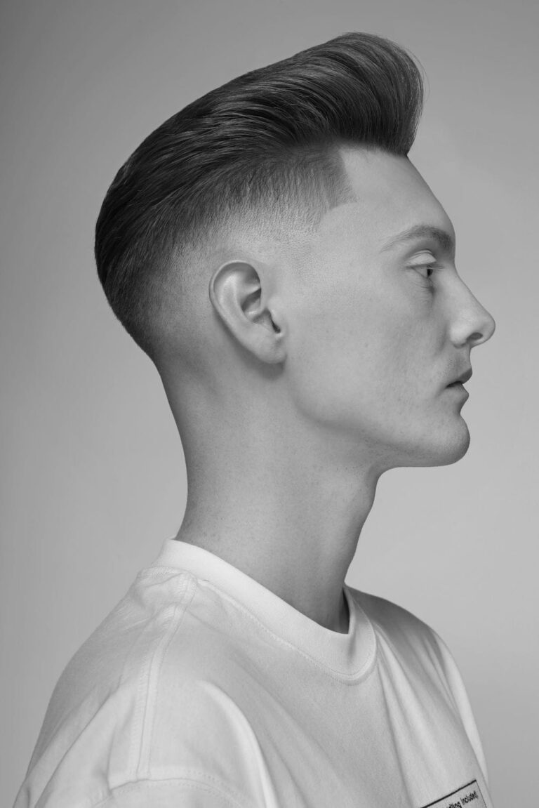 Pompadour z krótkimi cieniowanymi bokami