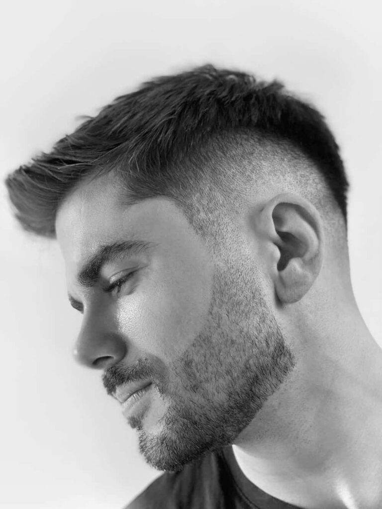 Skin fade z krótkimi bokami i teksturowaną górą