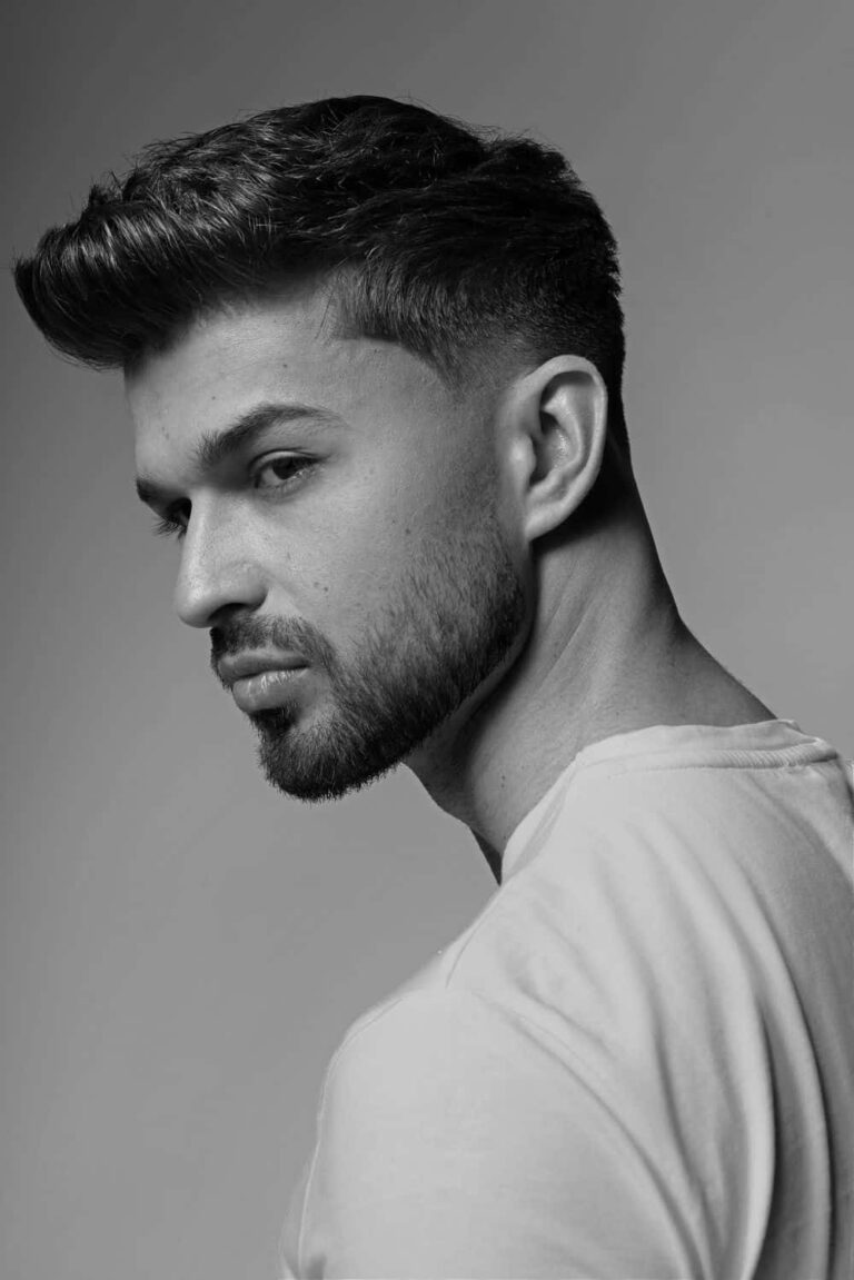 Męski quiff z krótkimi cieniowanymi bokami