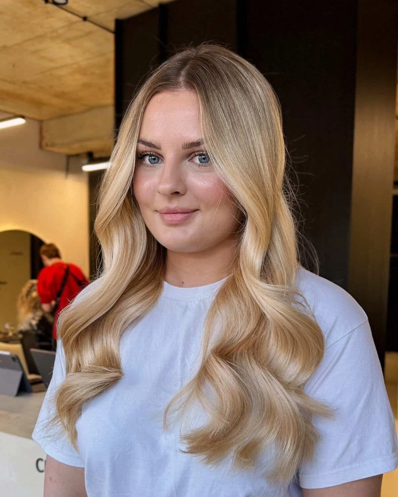 AirTouch blond z miękkimi falami w salonie CutCut WarszawaAirTouch blond z miękkimi falami w salonie CutCut Warszawa