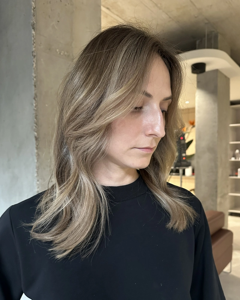 Balayage w chłodnym blondzie, front fryzury z miękkim ułożeniem