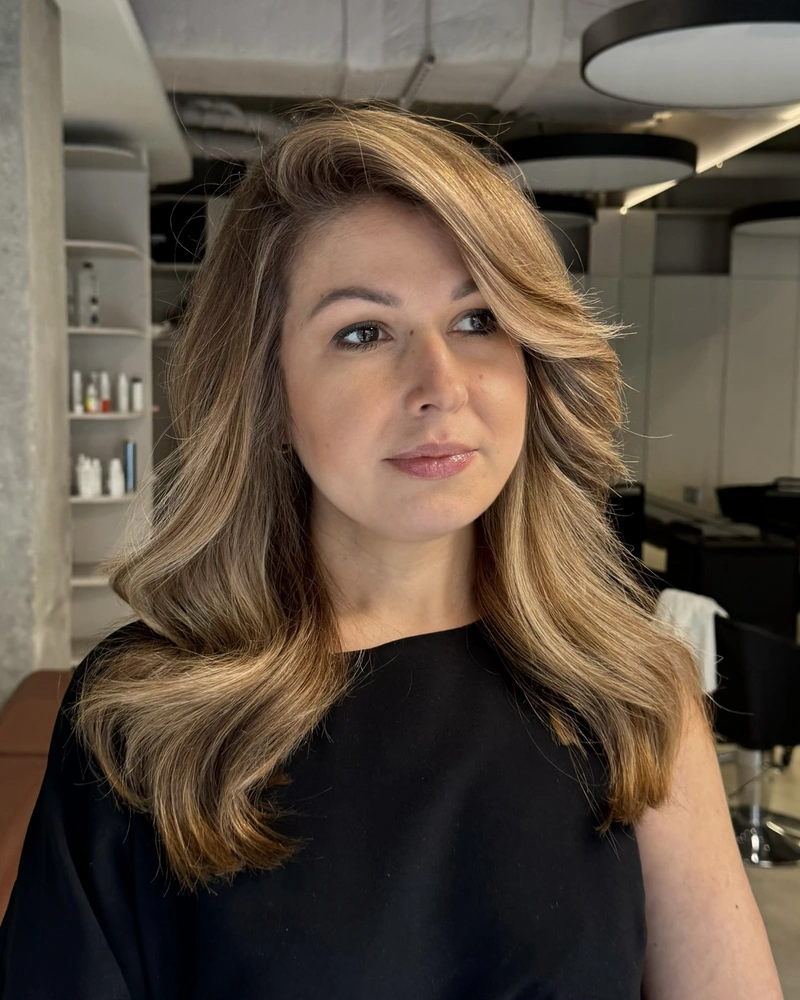Balayage na średniej długości włosach z miękkimi falami