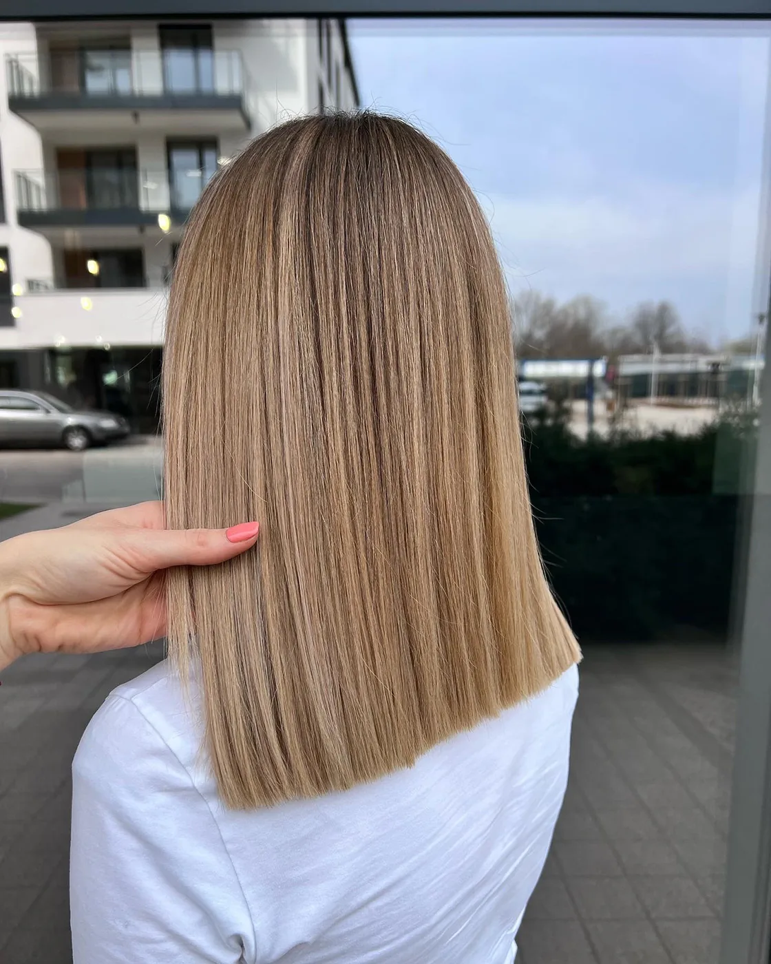 Blond włosy do ramion po zabiegu wygładzającym
