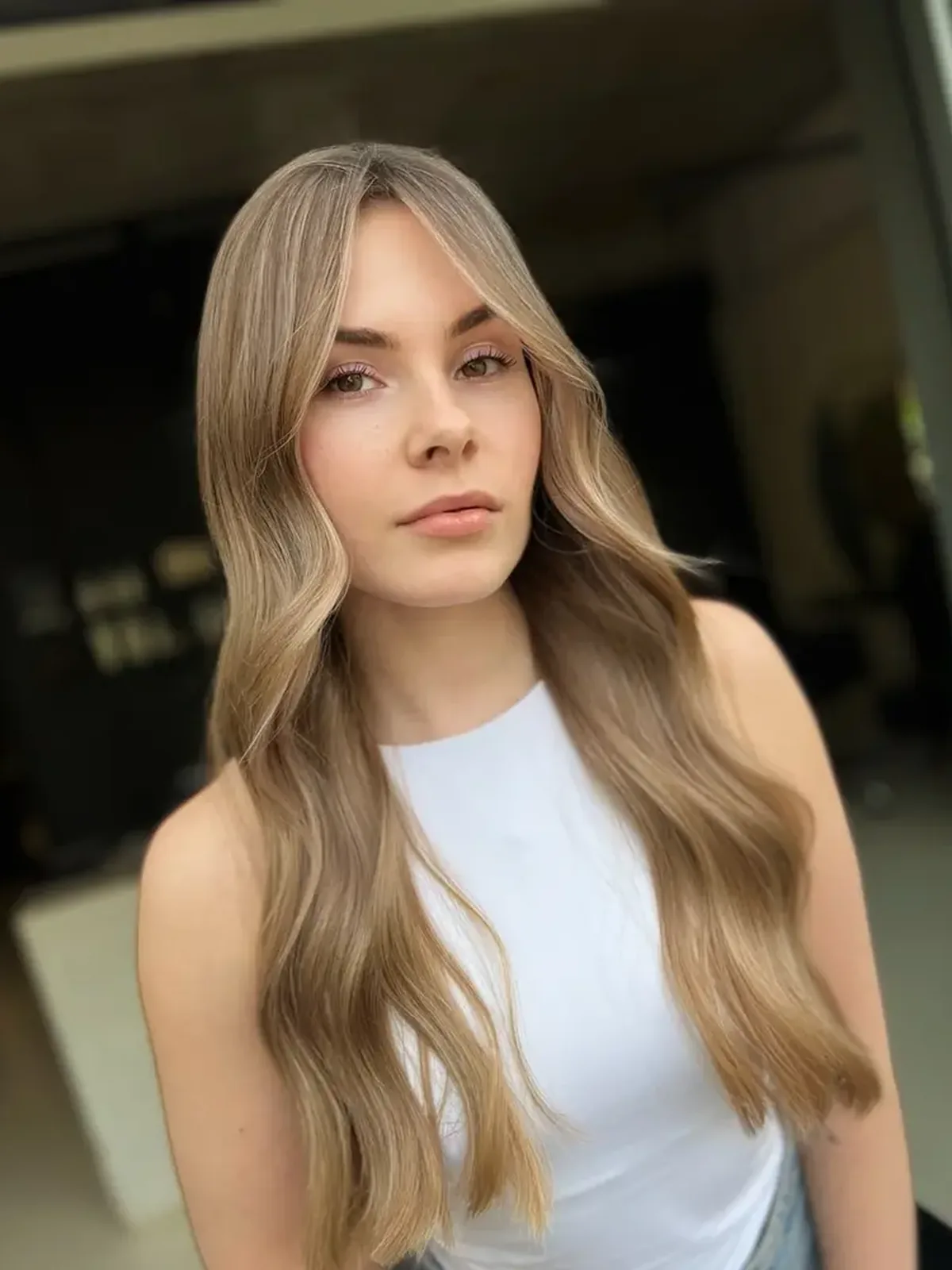 Miękkie blond fale po pielęgnacji włosów w CutCut Warszawa