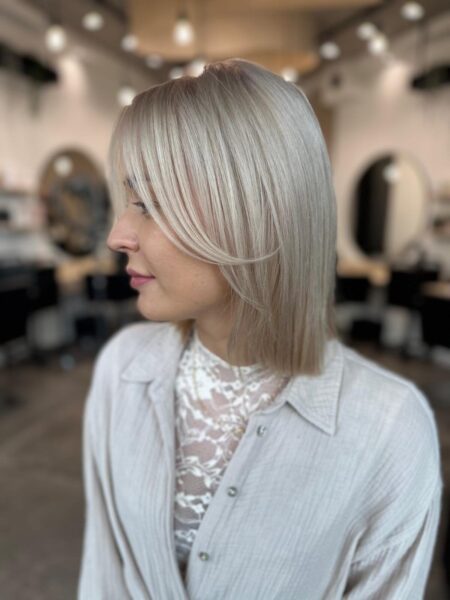 Jasny chłodny blond i równa fryzura typu bob