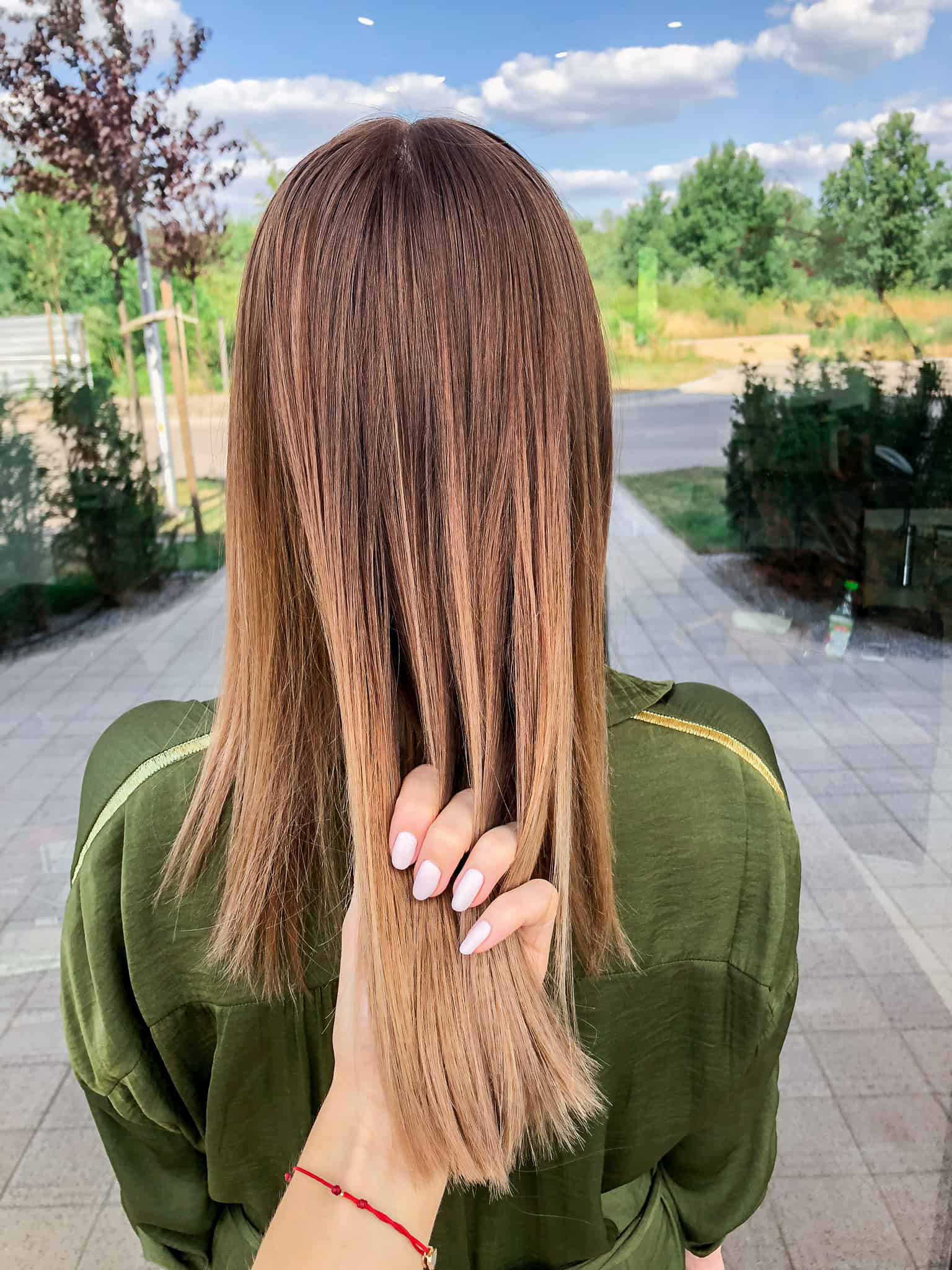 Długie włosy w naturalnym wielotonowym brązie