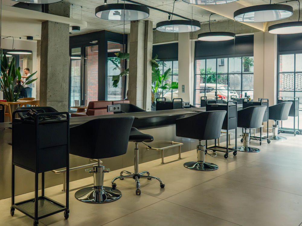 Stanowiska fryzjerskie w salonie CutCut Warszawa
