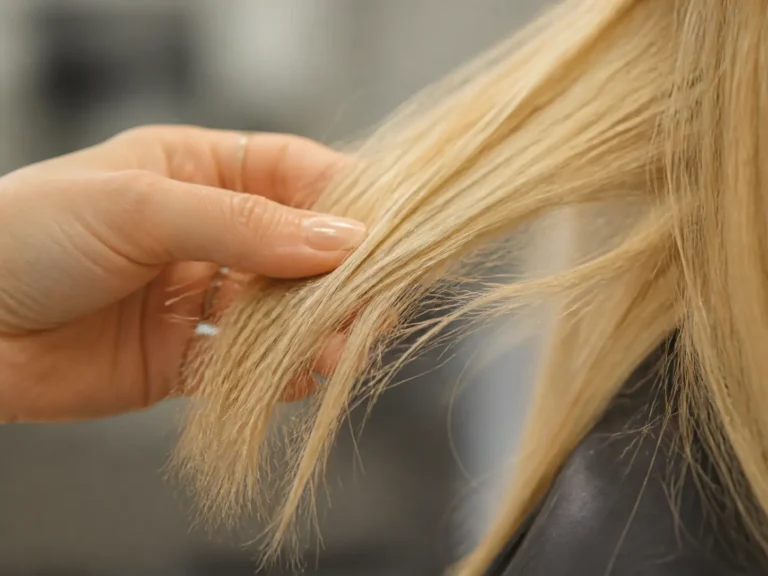 Przesuszone blond włosy z widoczną łamliwością na końcach